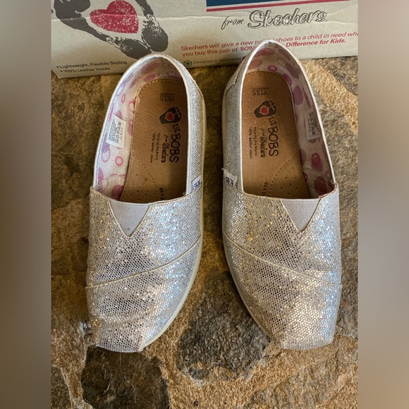 Girls SILVER IRIDESCENT BOBS size 13.5 ( youth ) with box - Picture 2 of 12